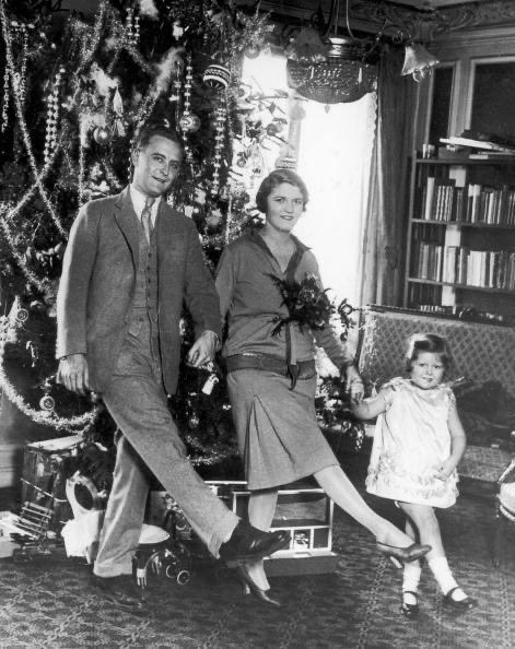 PatrickKerin1's tweet photo. The Fitzgeralds during Christmas in Paris. The 100th anniversary of the publication of "The Great Gatsby" will occur in 2025. #Paris #TheGreatGatsby #oldsport #ScottFitzgerald #ZeldaFitzgerald #LostGeneration https://t.co/Ckcwrb3zlH