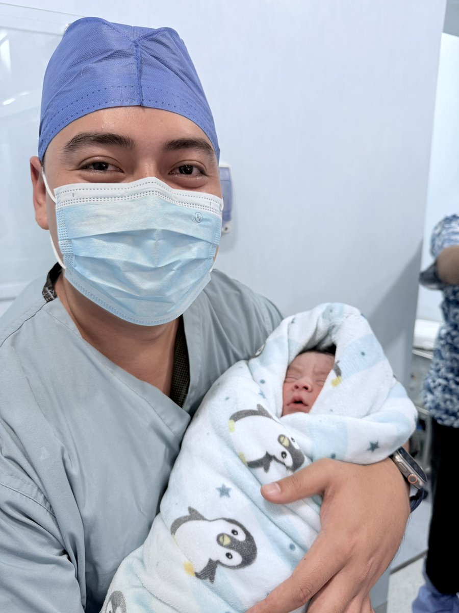 CarlosGuzmanSer's tweet photo. Asumo el mayor compromiso y la gran bendición que Dios me ha concedido a través del amor de mi vida, Dulce: la maravillosa experiencia de ser papá. 

Agradezco sus llamadas, sus lindos mensajes, oraciones, buenos deseos y regalos; su cariño y atención nos llena el corazón. Mamá se encuentra en recuperación y Jahircito fuerte y sano, desbordándonos de alegría y mucho amor.

¡Bienvenido al mundo hijo mío! 💙