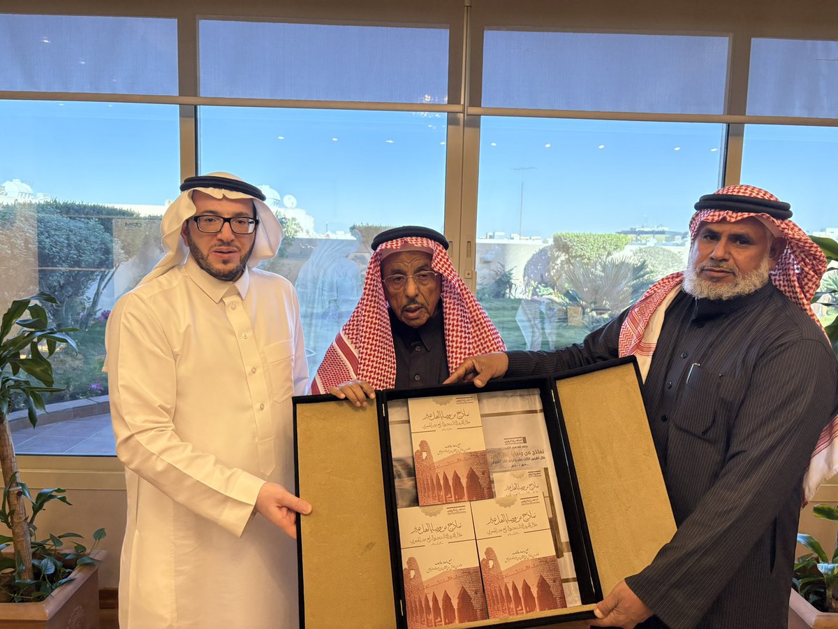 سعدنا اليوم بزيارة الشيخ إبراهيم بن عبدالمحسن آل سلطان في مكتبه واهدائه نسخة من كتاب ( نماذج من وصايا أهل تمير)واشكر له حسن الاستقبال والضيافة وقد افادنا مشكوراً بمعلومات قيمة عن تاريخ بداية التعليم النظامي في مدينة تمير .