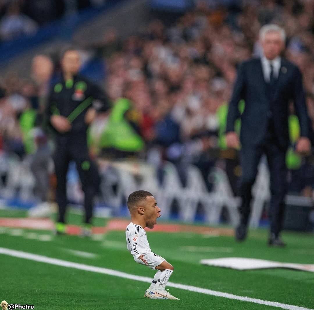 AdriRM33's tweet photo. Te has cruzado con el mini Kylian Mbappé de la suerte.

Dale RT para que siga triunfando en el Real Madrid 🤍 https://t.co/8Vbgqyis7X