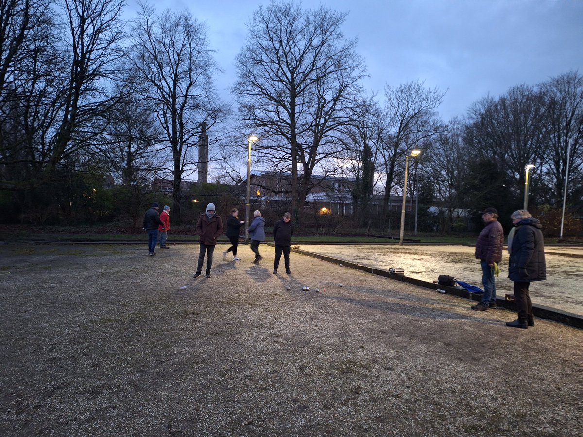 Speelde vandaag een oliebollen toernooi. Kerstboom op place de la petanque. Met AED, plassen water en blubs ;-) Koud, nat, vol humor en super gezellig!

#extreempetanque