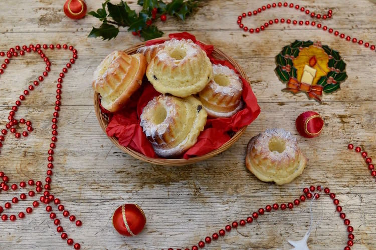 Choclette8's tweet image. Strasbourg Kouglof is a yeasted confection made with an enriched dough which lies somewhere between bread and cake. Traditionally it includes almonds and raisins and you can find it in abundance at the Strasbourg Christmas Markets. #ChristmasBaking - tinandthyme.uk/2017/12/strasb…