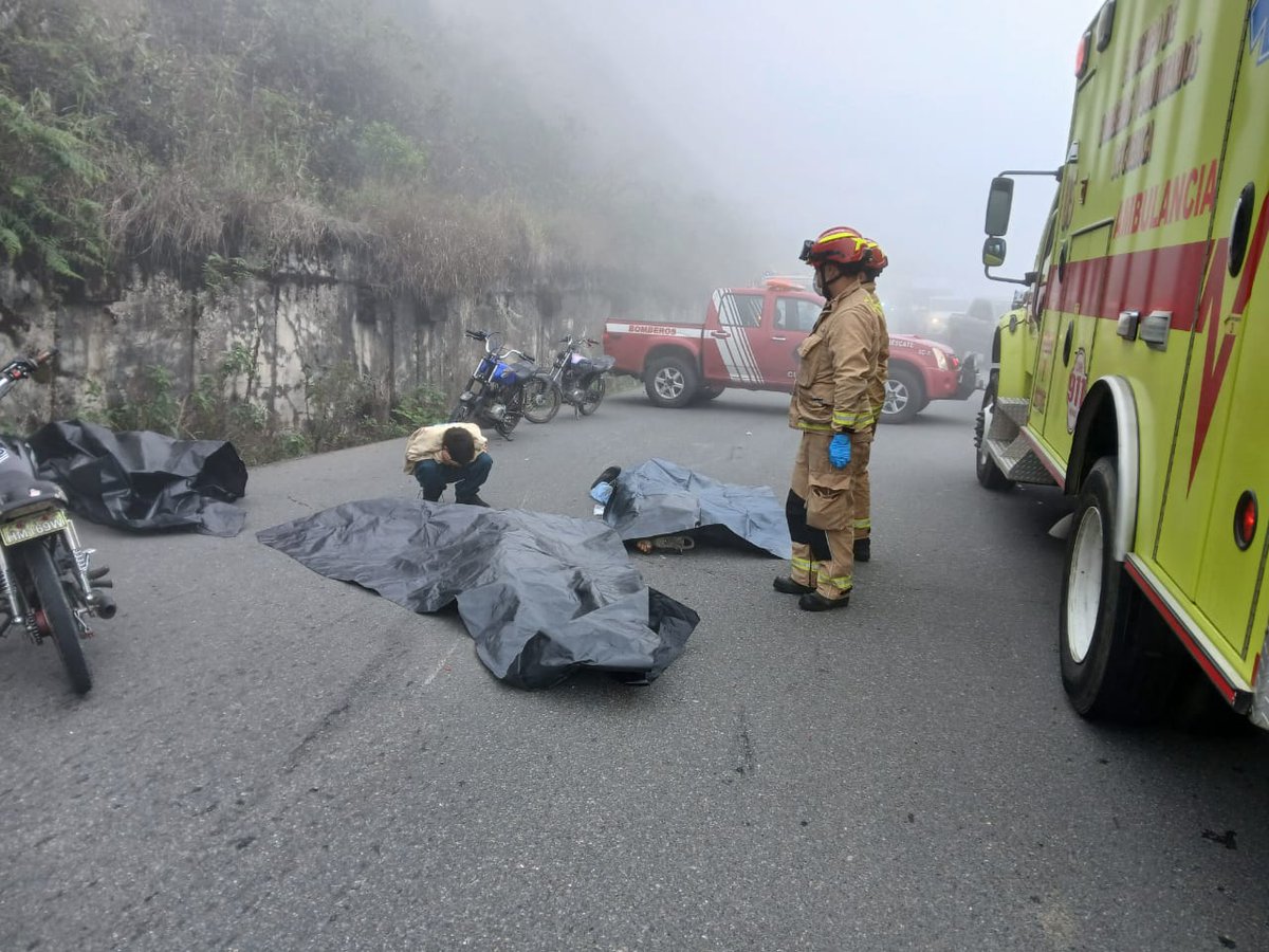 Vanguard1aEC's tweet photo. #URGENTE | Dos personas fallecieron en un fatal accidente de tránsito ocurrido entre una motocicleta y un automóvil en el kilómetro 85 de la vía #Cuenca - #Molleturo, personal de @Bomberos_Cuenca atendió la emergencia. https://t.co/yIZWtgbx6X