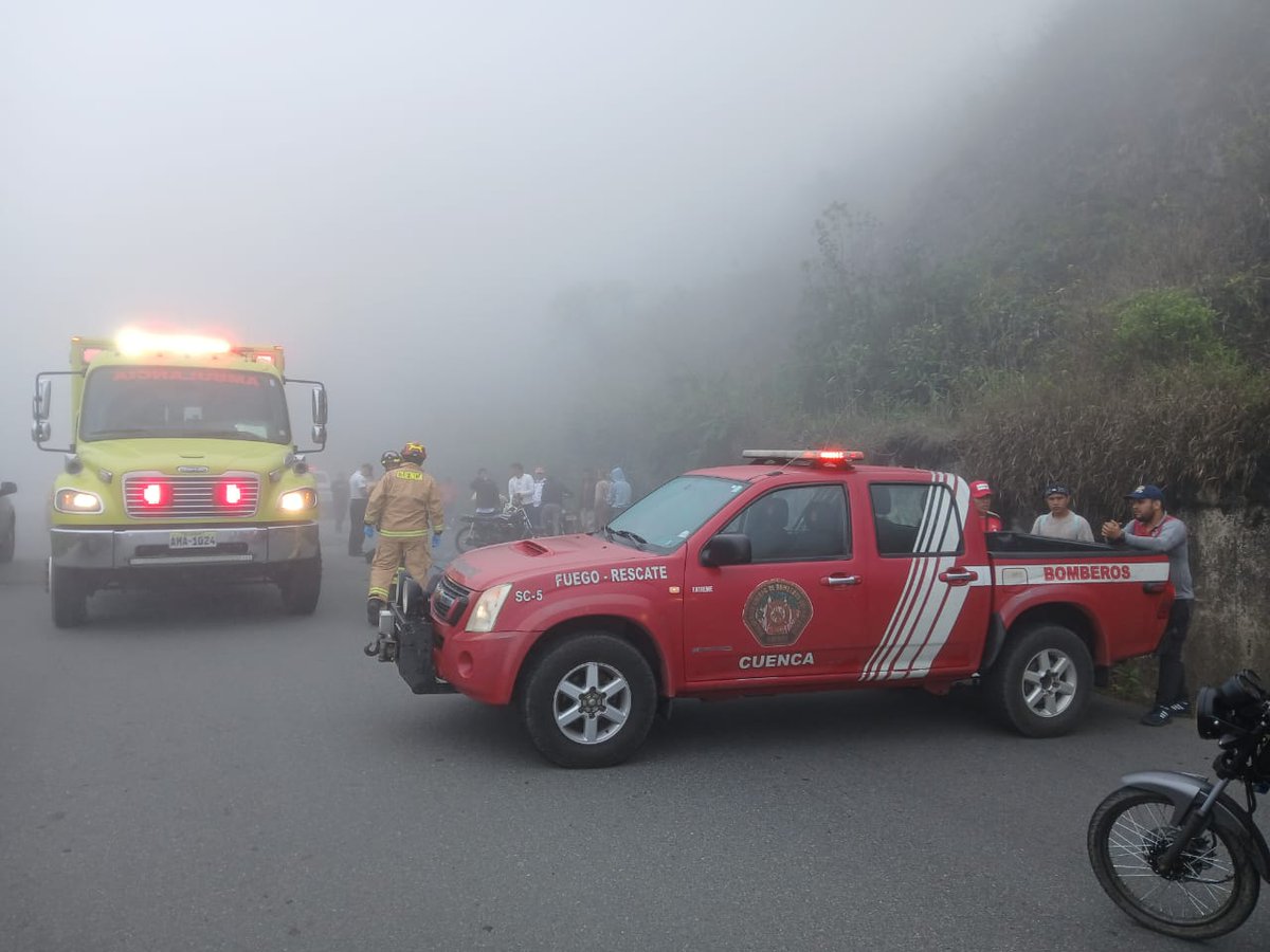 Vanguard1aEC's tweet photo. #URGENTE | Dos personas fallecieron en un fatal accidente de tránsito ocurrido entre una motocicleta y un automóvil en el kilómetro 85 de la vía #Cuenca - #Molleturo, personal de @Bomberos_Cuenca atendió la emergencia. https://t.co/yIZWtgbx6X