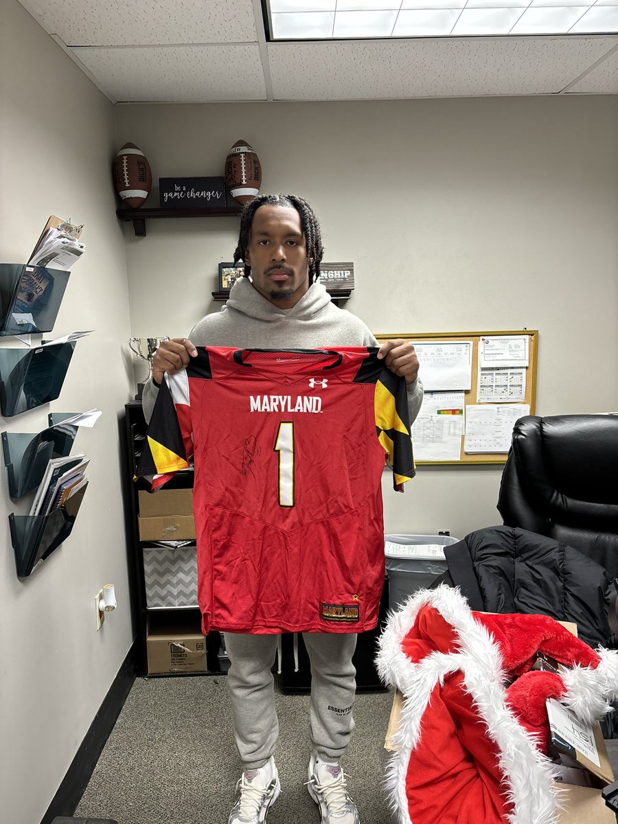 .<a href="/Nick_Cross26/">Nick Cross™️</a> &amp; the <a href="/Colts/">Indianapolis Colts</a> are rolling and we’re all feeling festive 🥳🎁

Rt to win a signed Nick Cross Jersey 

#ProBowlVote  x <a href="/Nick_Cross26/">Nick Cross™️</a>