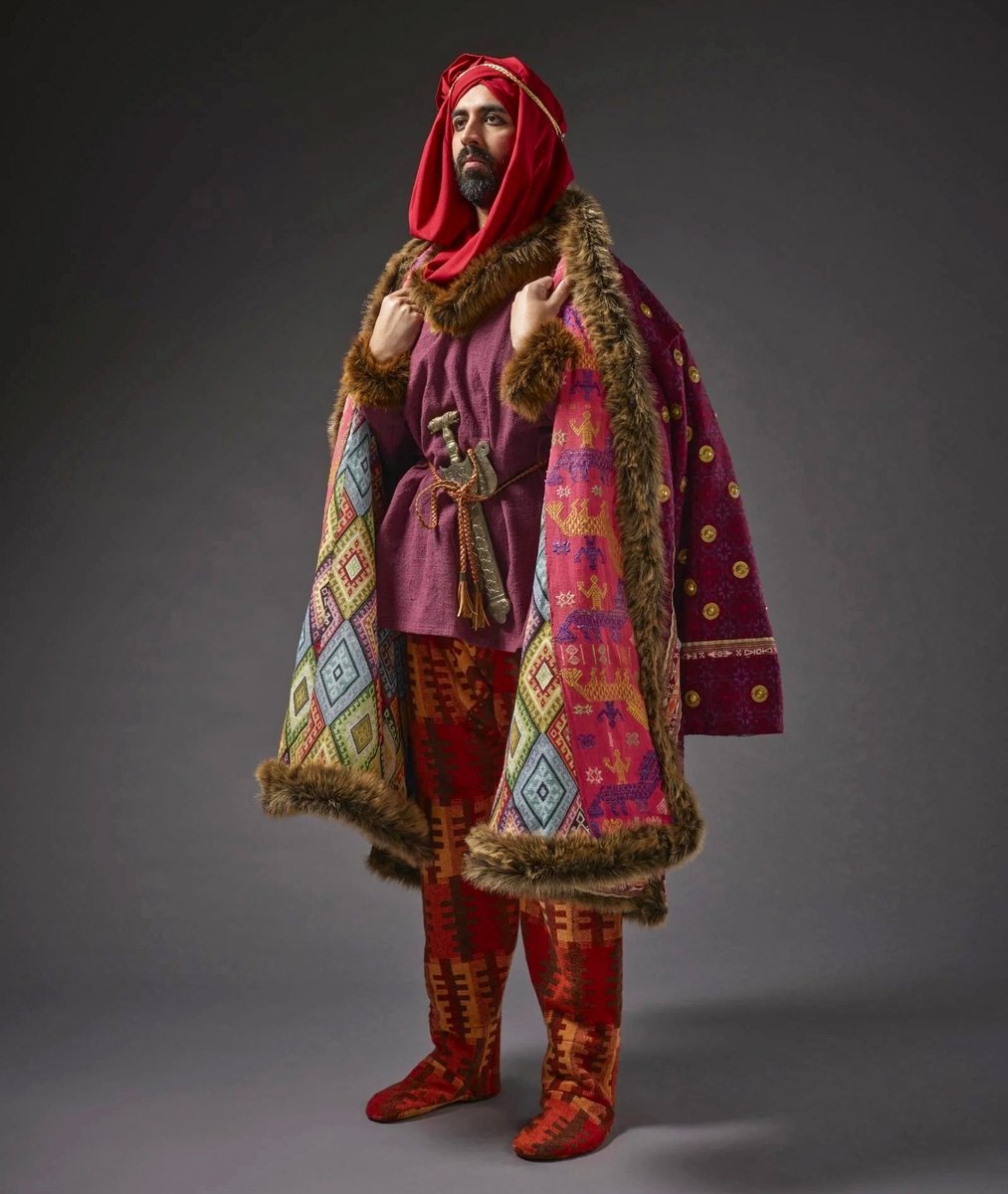 OptimoPrincipi's tweet image. Recreation of a Persian rider from 500 BC, wearing a fur-lined and highly decorated gaunaka coat as an indicator of wealth and status, worn exclusively by the Achaemenid elite. British Museum, designed by Lloyd Llewellyn-Jones, sewn by Rebecca Southall.