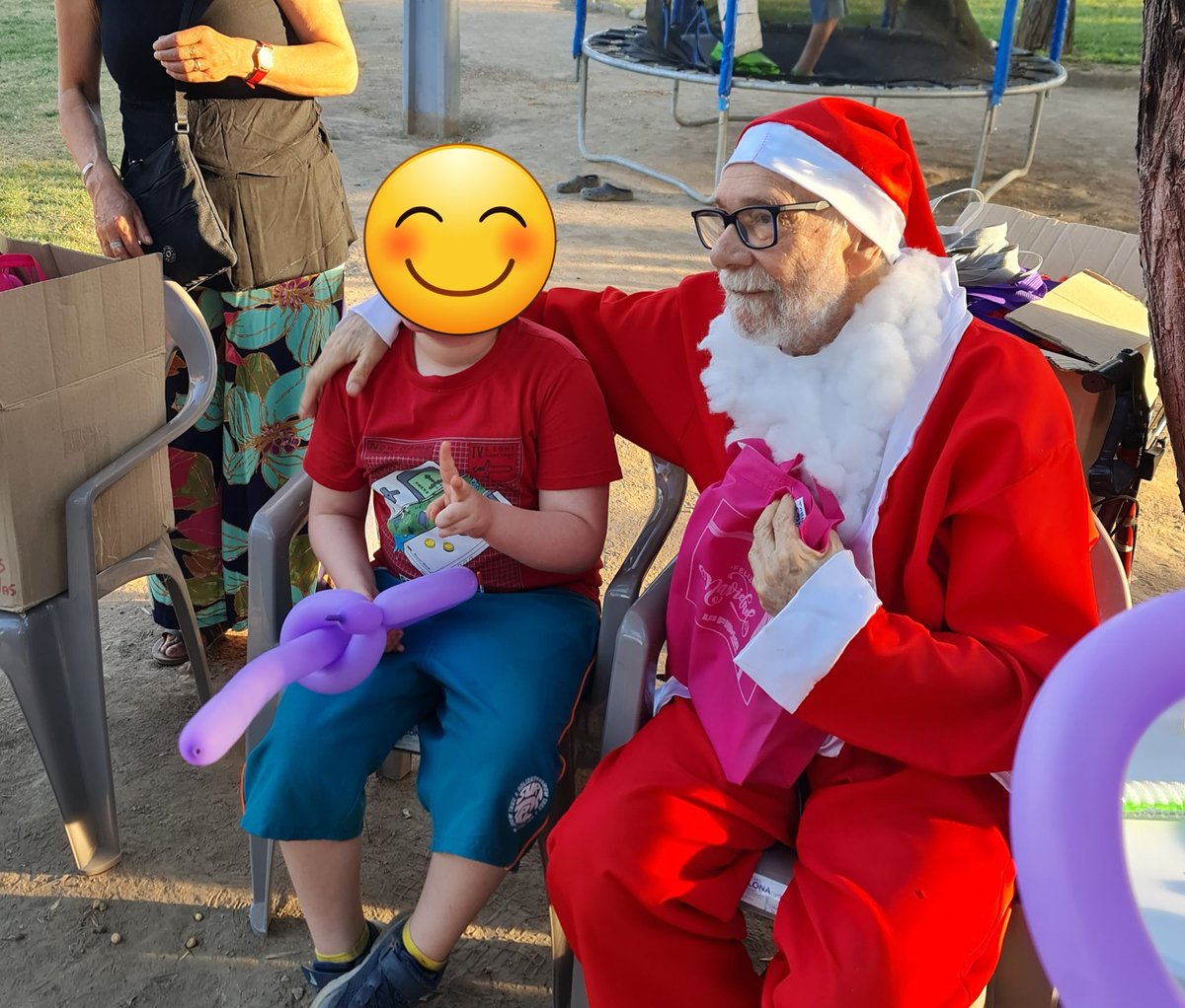 CrisValenzi's tweet photo. Mi papá haciendo de Viejito Pascuero en su comunidad. Todos los años lo piden jjj https://t.co/zEOgBpdl0n