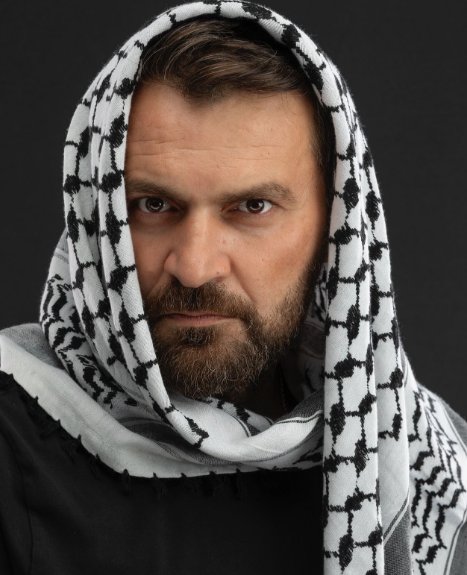 Ahahaha.

Abdurrahman Uzun değil mi bu?

Çok sert bakmış ha...

Bu bakıştan sonra İsrail ile savaşmaya gitmez ise suratına tükürürler...🤣🤣🤣