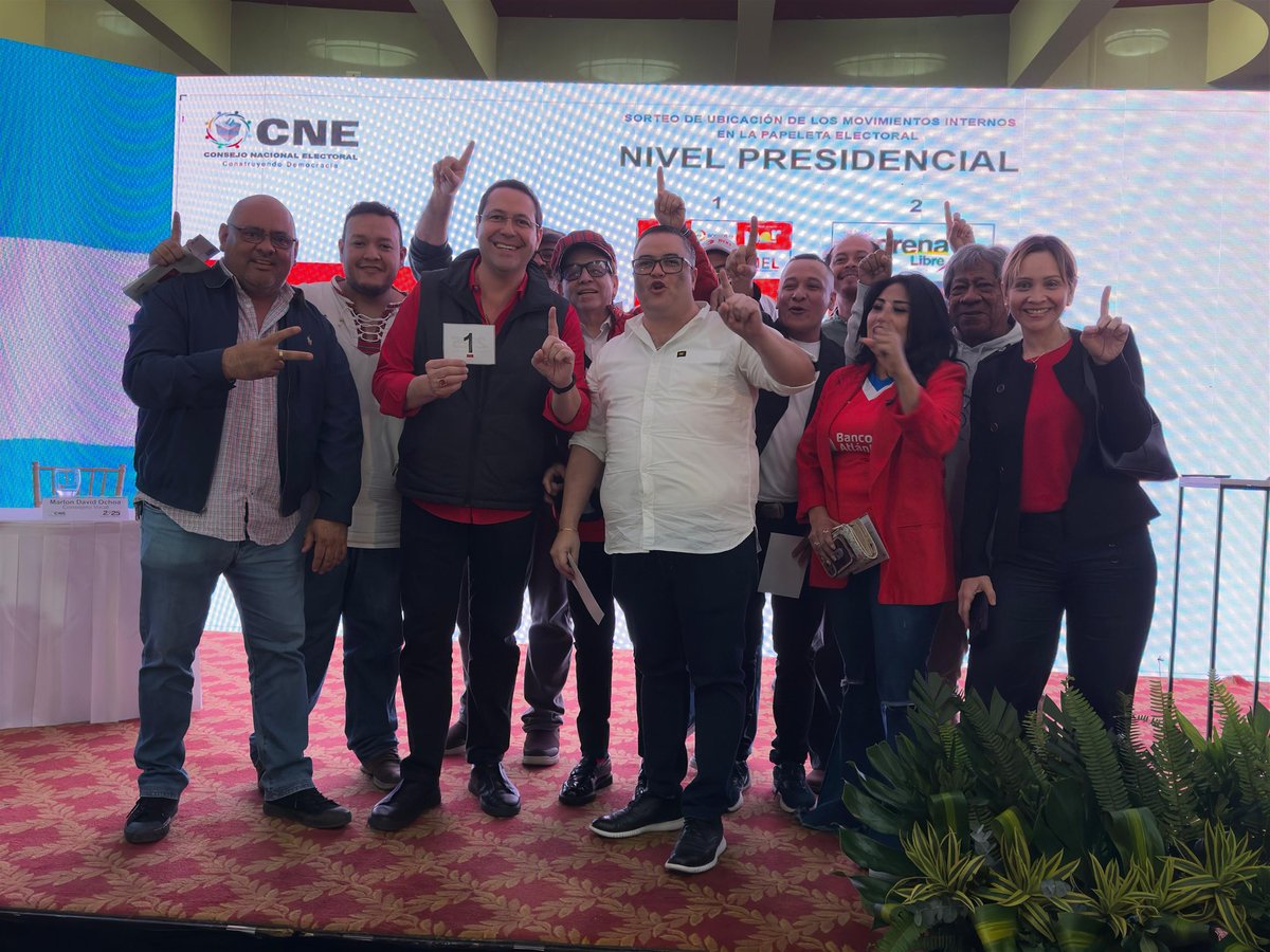En el sorteo de esta tarde que organizó el <a href="/CneHonduras/">CNE_HONDURAS</a> para establecer el orden en las papeleta presidencial, de Diputados y Corporaciones Municipales; con mucha alegría anuncio que tanto nuestra próxima presidenta <a href="/riximga/">Rixi Moncada</a> como la <a href="/NCLibre/">#NuevaCorriente / Libre</a> que me honro en coordinar quedamos en