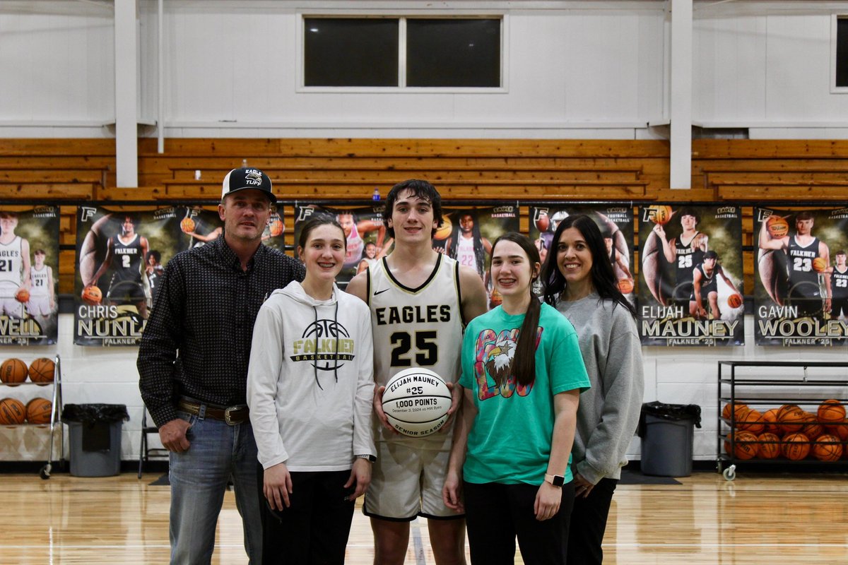 ElijahMauney25's tweet photo. Little bit of a late post, but I am very blessed to have received my 1000 point ball against HW Byers on December 3rd. 
I had 24 points and 8 rebounds, while shooting 45% from the field and 75% from 3, and also had the two game winning free throws. AGTG✝️ https://t.co/KrjWZ8AMpp