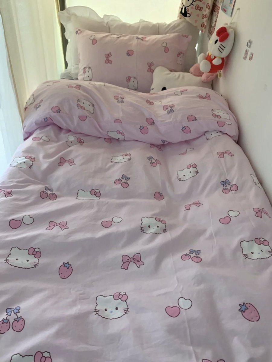 piinkimi_'s tweet photo. hello kitty pink bed https://t.co/vJeVq7BLwh