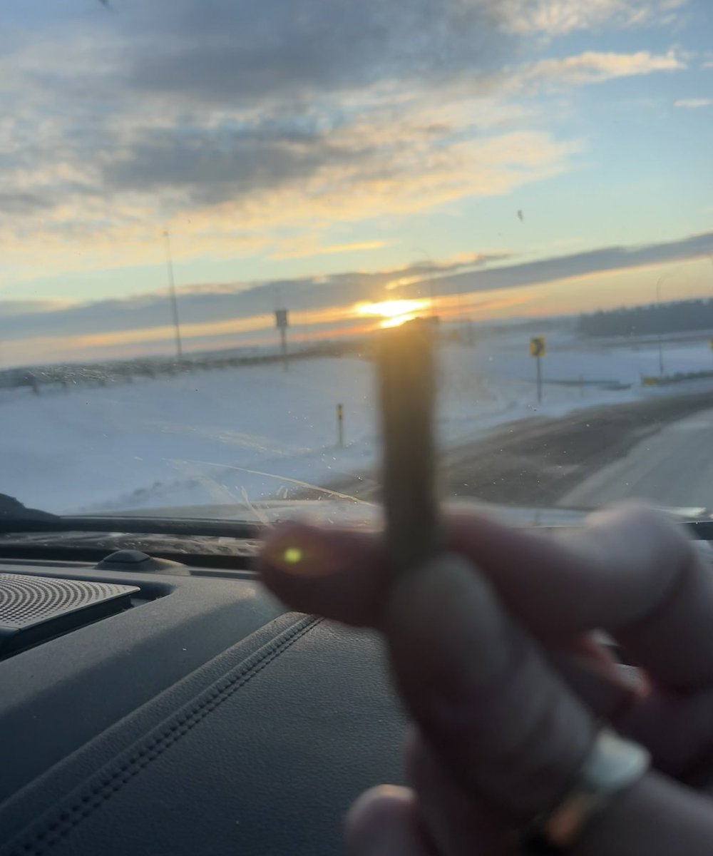 sativasoles1's tweet photo. To ‘Costco’ or not to ‘Costco’? 🫠🤔😯
#StonerFam #CannaLand #CannabisCommunity🤟💚 #Everyone #SundayMotivation #SINFULLSunday #HelpNeeded #WhatAmIThinking #ChristmasCountdown #FunAwaits🫣😝😆 https://t.co/dpQh08Lb1A