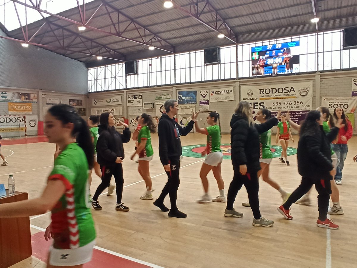 CB_ChapelaWeb's tweet photo. As xuvenís femininas continúan coa súa boa racha e vencen sen moitos problemas ó Porriño (37-29). Toca descansar no Nadal, e facelo igual de ben, ou mellor, na segunda metade da liga. 
#imoschapela #vermelloeverde #sonolasetta #asiNon https://t.co/vkwgNFCPPQ