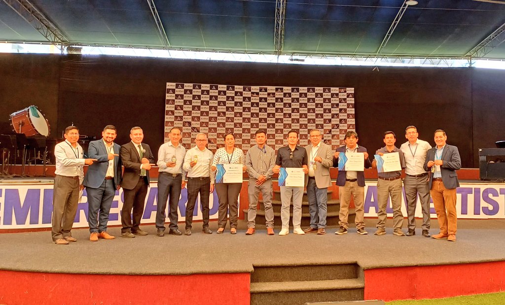 AdventistasAPCE's tweet photo. 🔰Reconocimiento a las  empresas Top en responsabilidad social y misional, de parte de nuestra Administración de la #APCE y #UPN, en el Encuentro de Empresarios Adventistas. ⛪️ #UPeU https://t.co/Gyly4H05wP