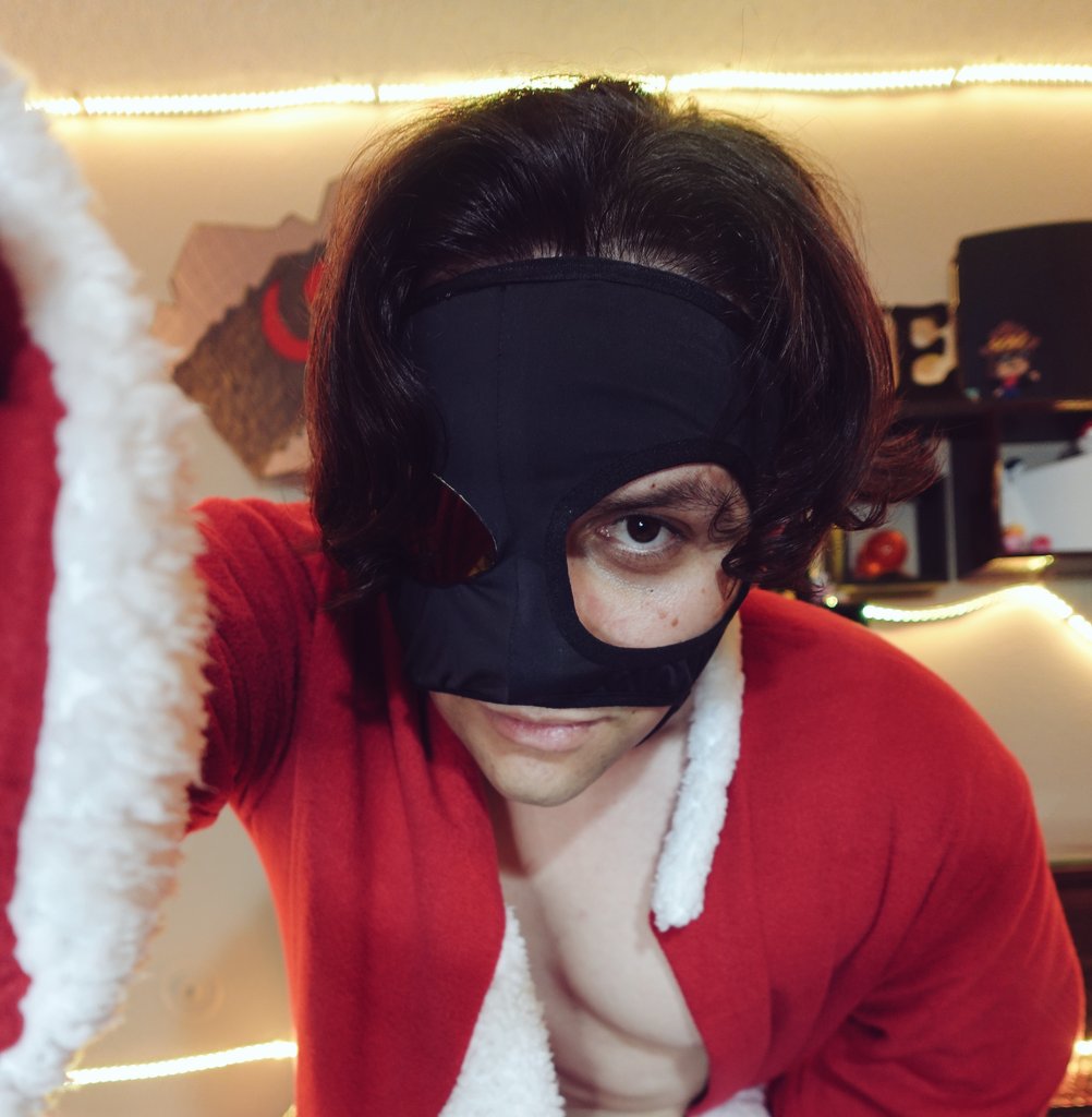 👀Te observa cuando duermes
Te mira al despertar
No intentes ocultarlte de él
Pues siempre te verá
Él sabe de ti
Él sabe de mí
Él lo sabe todo
No intentes huir
Santa Claus llegó a la ciudad 🎅😂
#gaigo #navidad #MerryChristmas
#cosplay