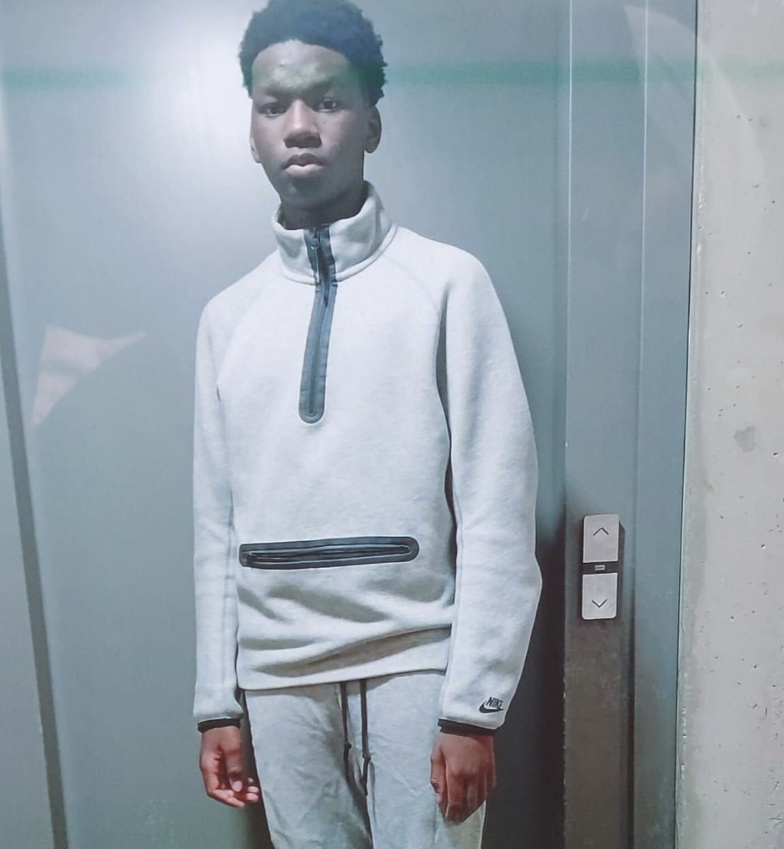 CerfiaFR's tweet photo. 🇫🇷 Abass, 16 ans, est mort après avoir été poignardé à la tête mardi dernier lors d'une rixe survenue devant le lycée Rodin, dans le 13e arr. de Paris, impliquant une dizaine de personnes. Le mineur de 16 ans suspecté d'avoir porté le coup de couteau a été mis en examen et incarcéré pour assassinat, tout comme un autre lycéen. (Le Parisien)