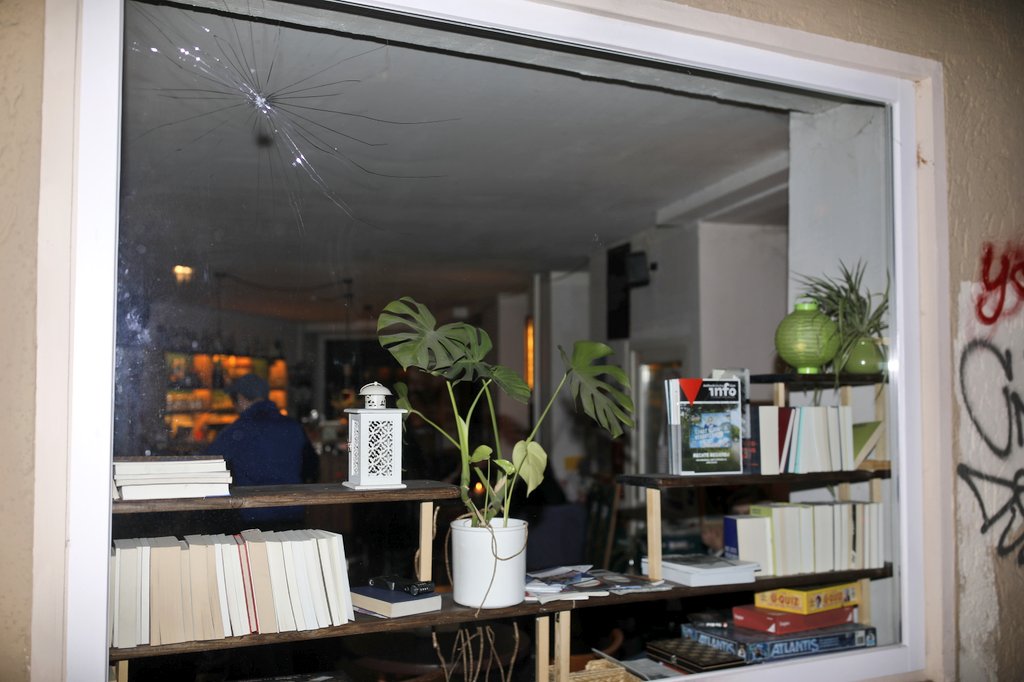 bildwerkrostock's tweet photo. #b2212
Vor zwei Stunden wurde das #Bajszel in Neukölln erneut im laufenden Betrieb angegriffen.
Im Inneren waren diverse Gäste, nur durch das Sicherheitsglas wurde niemand verletzt. https://t.co/ebdu6yfRXa