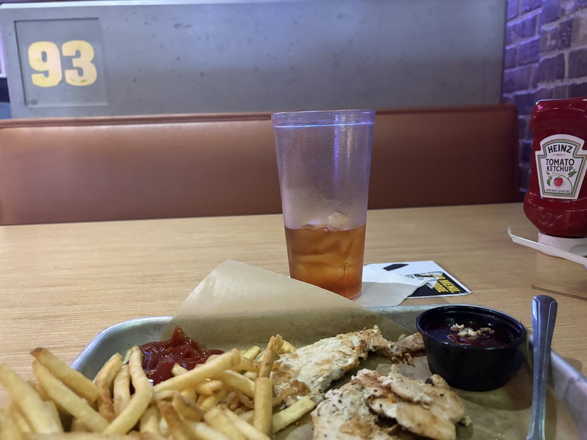 SuthrnCat17's tweet photo. @BWWings enjoying. A gluten free and dairy free lunch in OKC. Only thing better would be if I could take some of that new maple chipotle sauce home! Please keep that sauce forever! https://t.co/WyPydppRbo