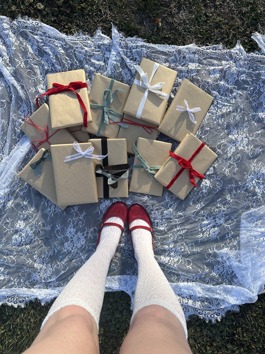 ｡ﾟﾟ･｡･ﾟﾟ｡ 
ﾟ。 GIVEAWAY
　ﾟ･｡･ﾟ

I will choose 1 person to receive a book of their choice off of there Amazon wishlist.  Just like, retweet &amp; follow me to be entered 🤍
 
Choosing a winner 1/4