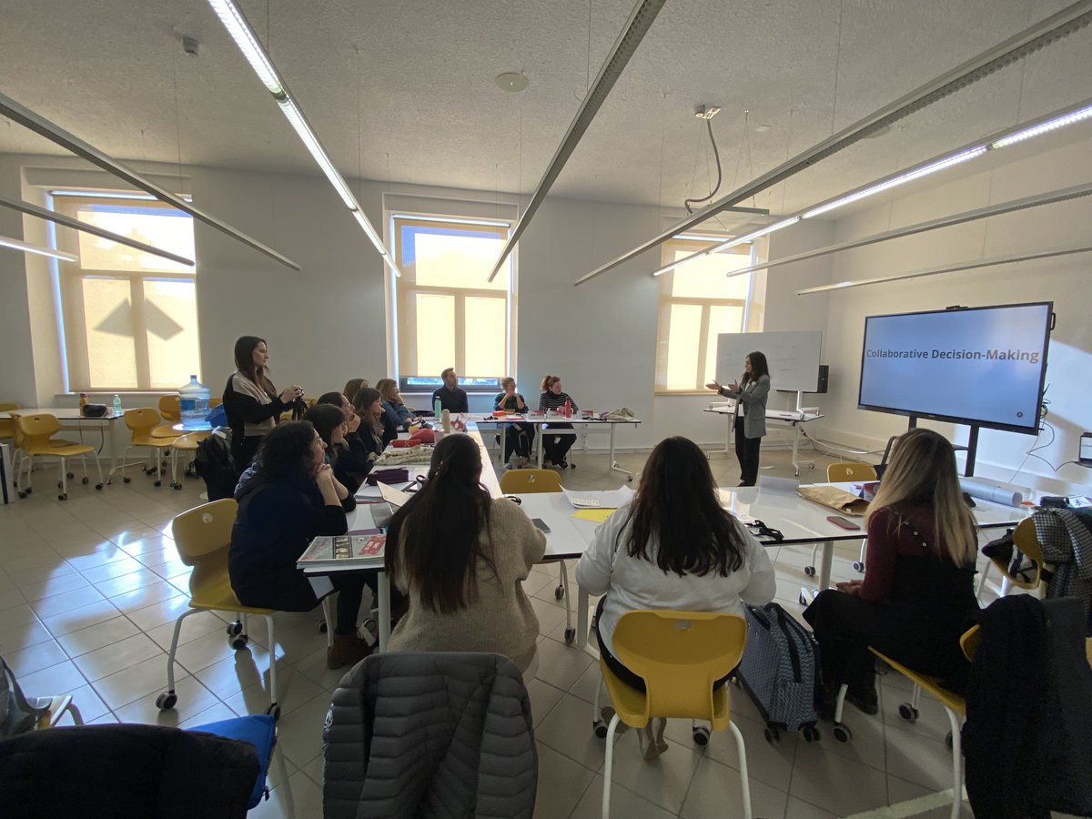 CLIL_and_FLE's tweet image. Investigadores del grup LEd participen en sessions formatives del curs d&apos;especialització Teacher Development for CLIL&amp;amp;FLE, ofert per la Universitat de Barcelona conjuntament amb el Departament d&apos;Educació i FP, per formar docents com a formadors i assessors en lengua anglesa.