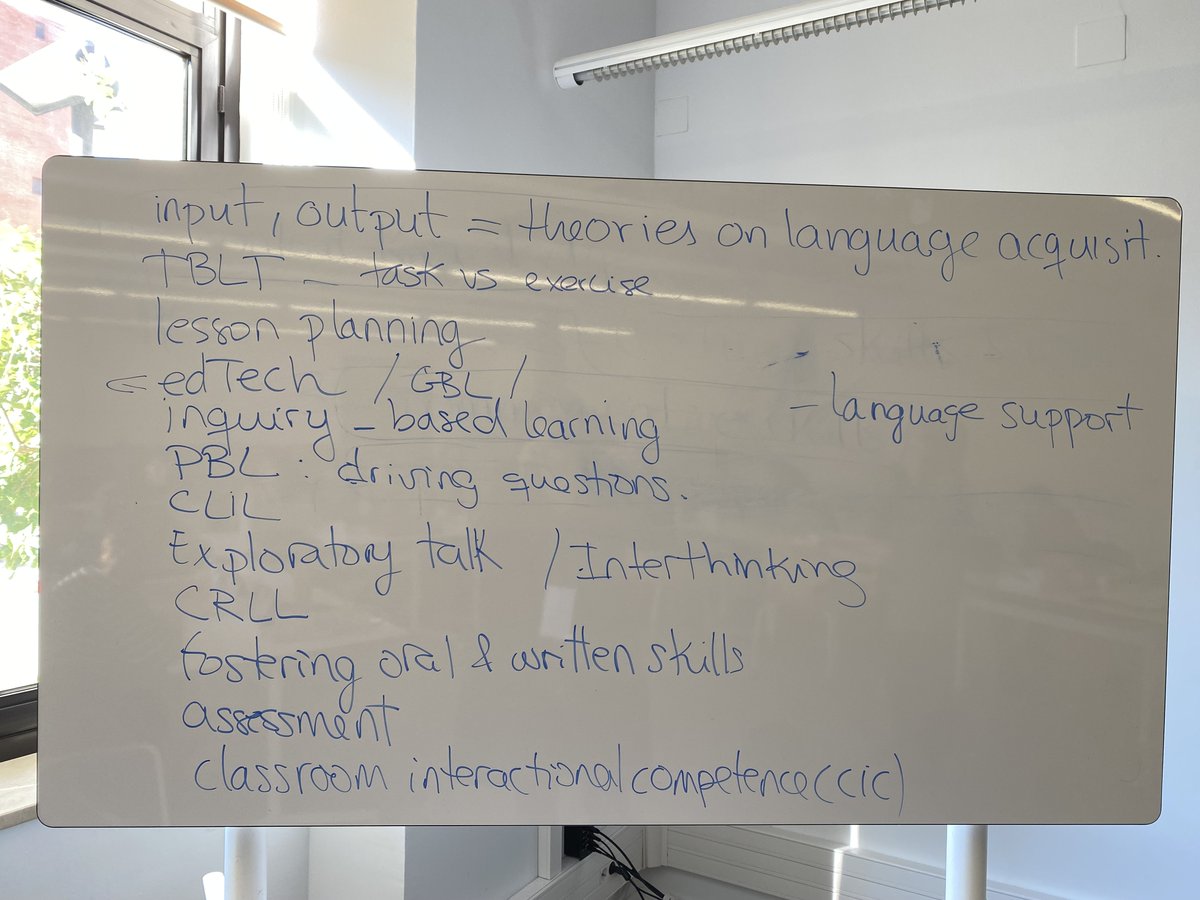 CLIL_and_FLE's tweet image. Investigadores del grup LEd participen en sessions formatives del curs d&apos;especialització Teacher Development for CLIL&amp;amp;FLE, ofert per la Universitat de Barcelona conjuntament amb el Departament d&apos;Educació i FP, per formar docents com a formadors i assessors en lengua anglesa.