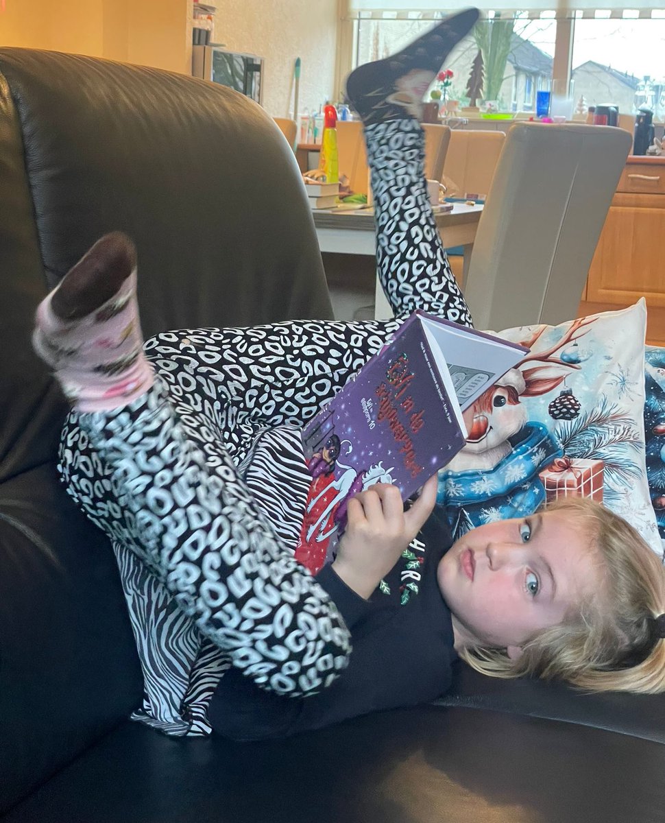 LoesW87's tweet photo. Kerstmis was vroeg dit jaar.. Want als je als gezin kerst viert, maar geen gezin meer bent moet je een beetje zoeken. De meiden zijn blij met hun boeken lekker lezen in de kerstvakantie (Chill-lezen). En mama krijgt de groetjes van de kerstman 🤣 https://t.co/JNgEtcjU0u