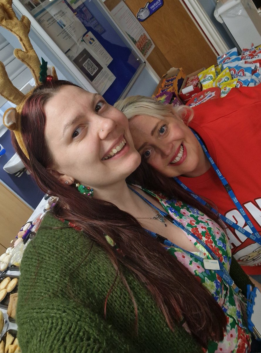 Sylvieface's tweet photo. Cedars Christmas party! 
Massive thanks to @lazenbury88 pulling it all together as per usual and finding the lovely singer Hayley ❤️
Seeing patients dance and their faces light up is what it's all about 🎄
@PennineCareNHS 
#penninecarepeople https://t.co/t9sA5M24oN