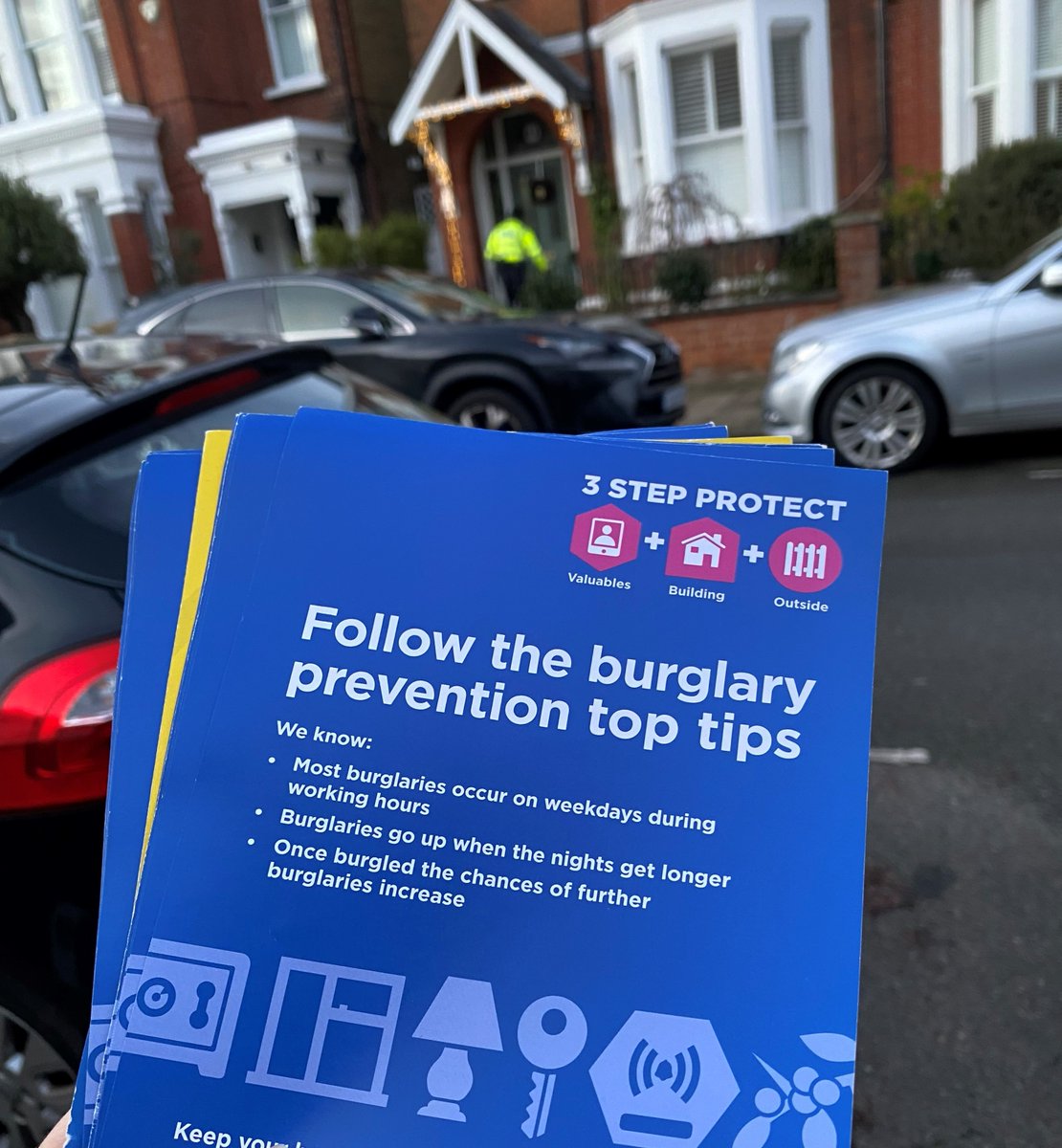 MPSChiswick's tweet photo. Chiswick Riverside were sharing crime prevention advice today as we approach the celebratory period
๐๐งโ๐Happy Holidays!
Please report any anti-social behaviour in your neighbourhood to either 101 non-emergency or 999 in emergency.
#communityfirst #moretrust #lesscrime https://t.co/WzUknmfkSR