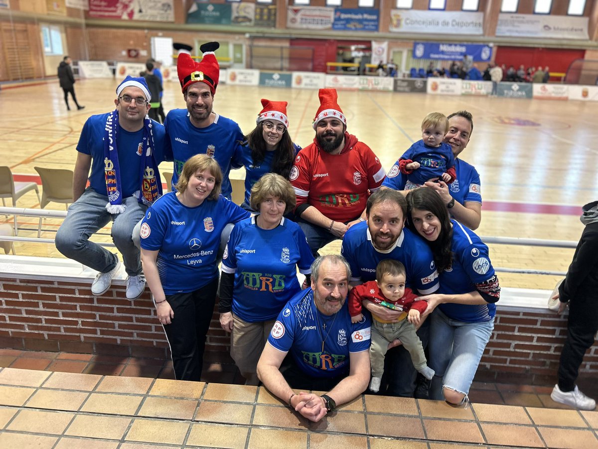 Y nos vamos por hoy!
Con foto a sabor a Navidad y a Afición.
Ell@s son una pequeña muestra, que nos sirve para dar una y mil gracias a todos los que sufren, disfrutan y no dejan nunca solo a Mi Equipo.
Felices fiestas!!!
#canteraazul