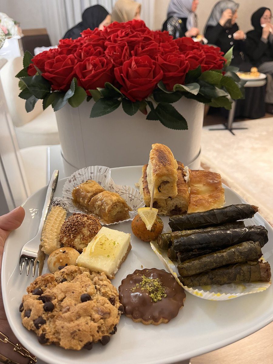 BugseZeynep's tweet photo. Söz merasimlerinde beni ilgilendiren kısım https://t.co/0KHRRhnNd8