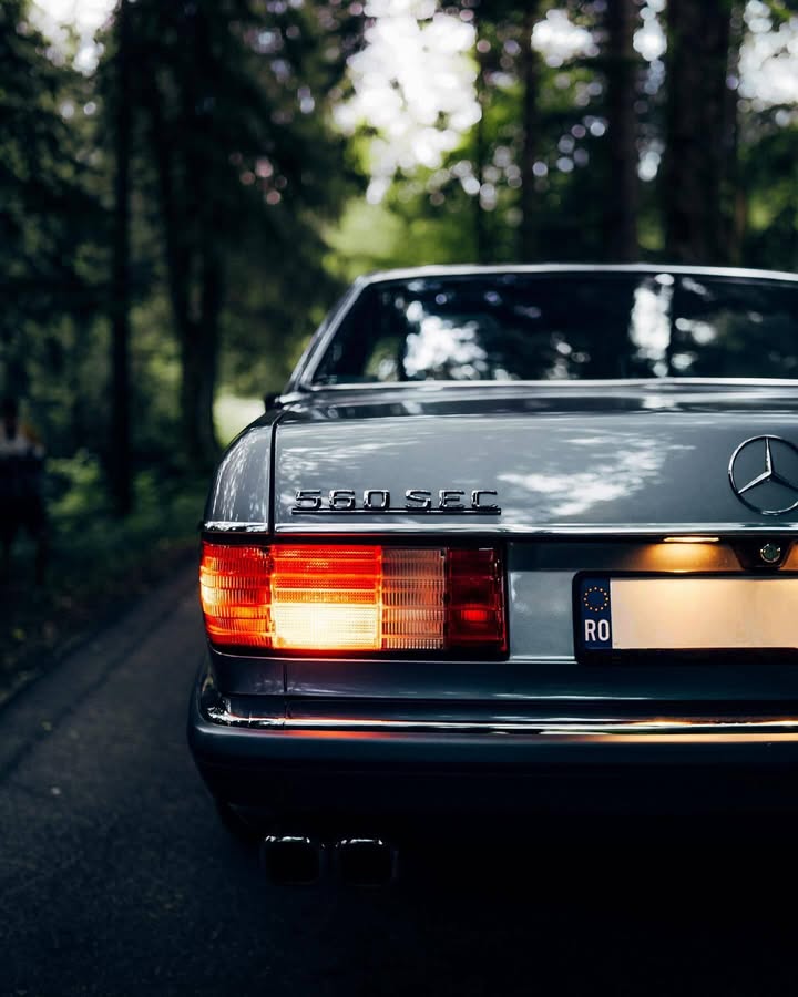 Wist je dat?💡 De legendarische Mercedes-Benz SEC 560 was lid van de tweede generatie S-Klasse, waarin airbags voor het eerst standaard werden. In 1991 boden slechts enkele Europese fabrikanten deze innovatie aan.

📷 rassva (IG) voor #MBfanphoto

#MercedesBenz #MBclassic
