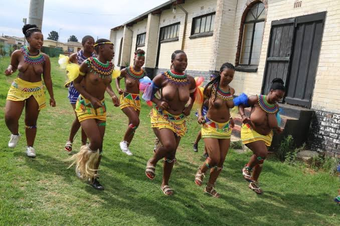 zulu_vibez's tweet photo. Zulu culture is renowned for its vibrant and energetic traditional dances, which showcase the community's creativity and heritage during cultural festivals.
#ZuluCulture #CulturalFestival #TraditionalDance #AfricanHeritage #ZuluPride #CulturalCreativity https://t.co/pQ2k6Kf1Xb