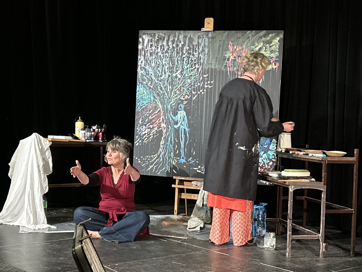 gaelhamayon's tweet photo. En tant qu’élu à la culture, je fais de l’accès aux arts pour tous une priorité à #Porspoder. La performance entre peinture et conte, avec Florence Greco et Céline Gumuchian, illustre notre vision : faire des arts un vecteur d’émancipation, de cohésion et d’excellence culturelle pour notre territoire, dès le plus jeune âge #CulturePourTous #CulturePartout #PorspoCulture