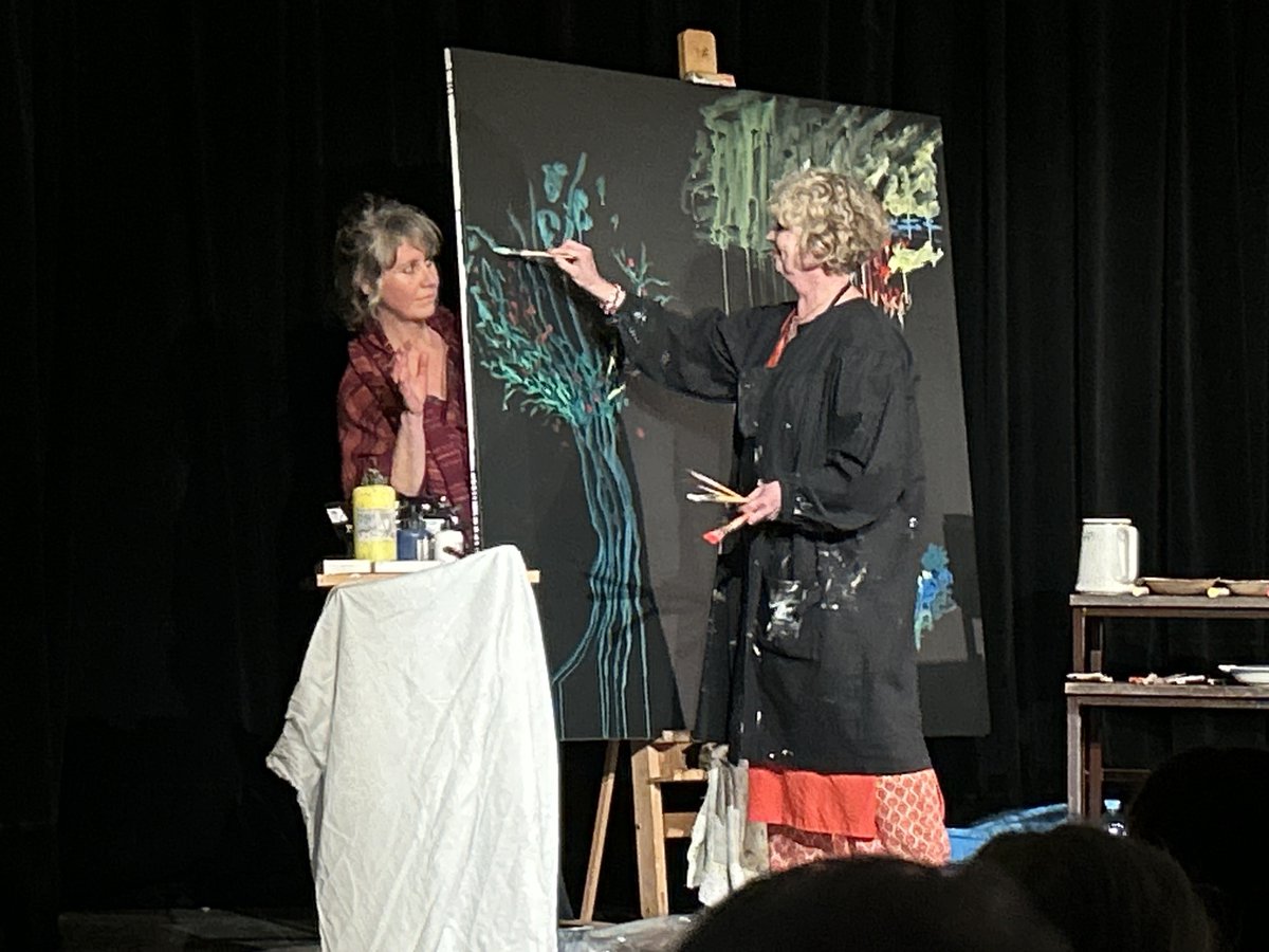 gaelhamayon's tweet photo. En tant qu’élu à la culture, je fais de l’accès aux arts pour tous une priorité à #Porspoder. La performance entre peinture et conte, avec Florence Greco et Céline Gumuchian, illustre notre vision : faire des arts un vecteur d’émancipation, de cohésion et d’excellence culturelle pour notre territoire, dès le plus jeune âge #CulturePourTous #CulturePartout #PorspoCulture
