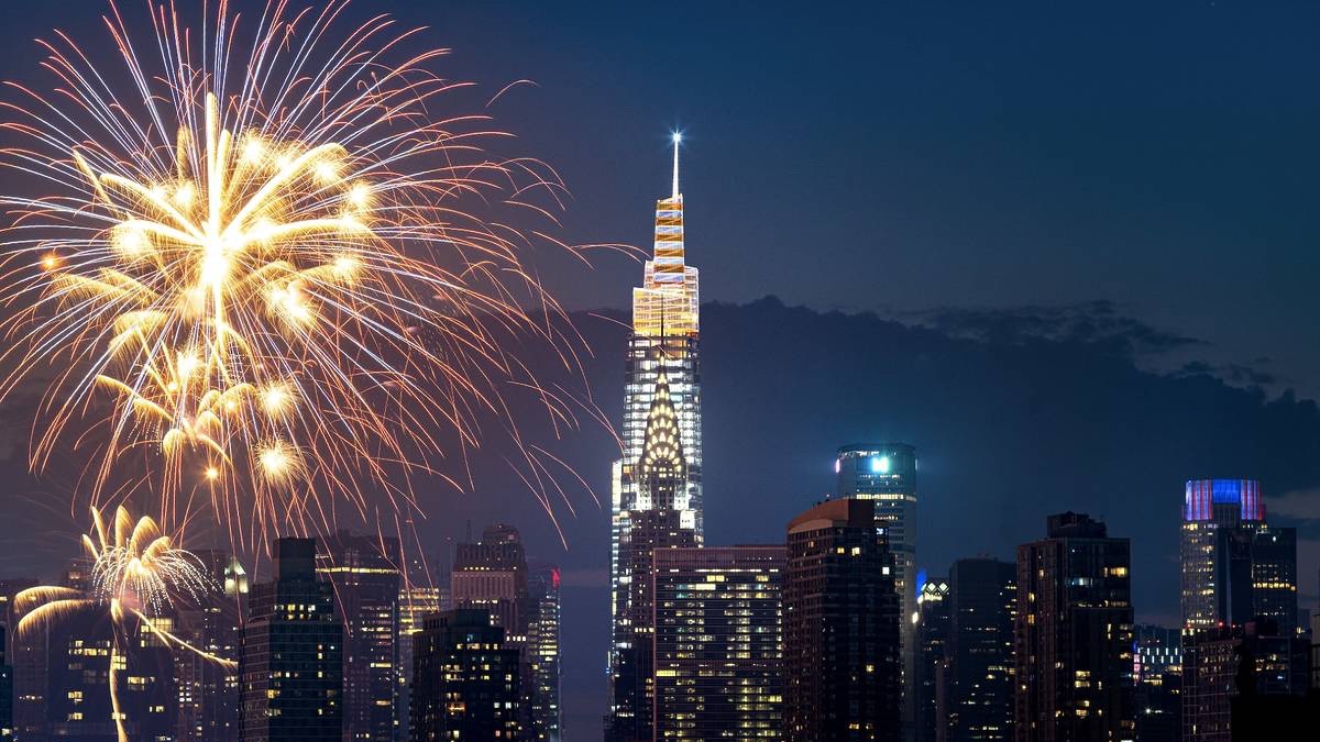 NewYearSounds's tweet photo. 🎉 New Year's Eve fireworks illuminate the sky above Midtown, casting a dazzling glow on the One Vanderbilt and Chrysler Building.

(Source: Summit One Vanderbilt) https://t.co/UnGtI5ZhYE