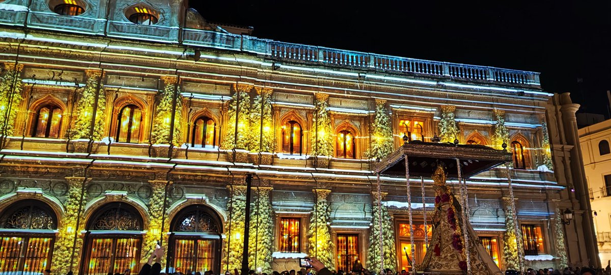 La virgen del Rocío del Salvador por la plaza de San Francisco con el mapping en funcionamiento. #NavidadSevilla24