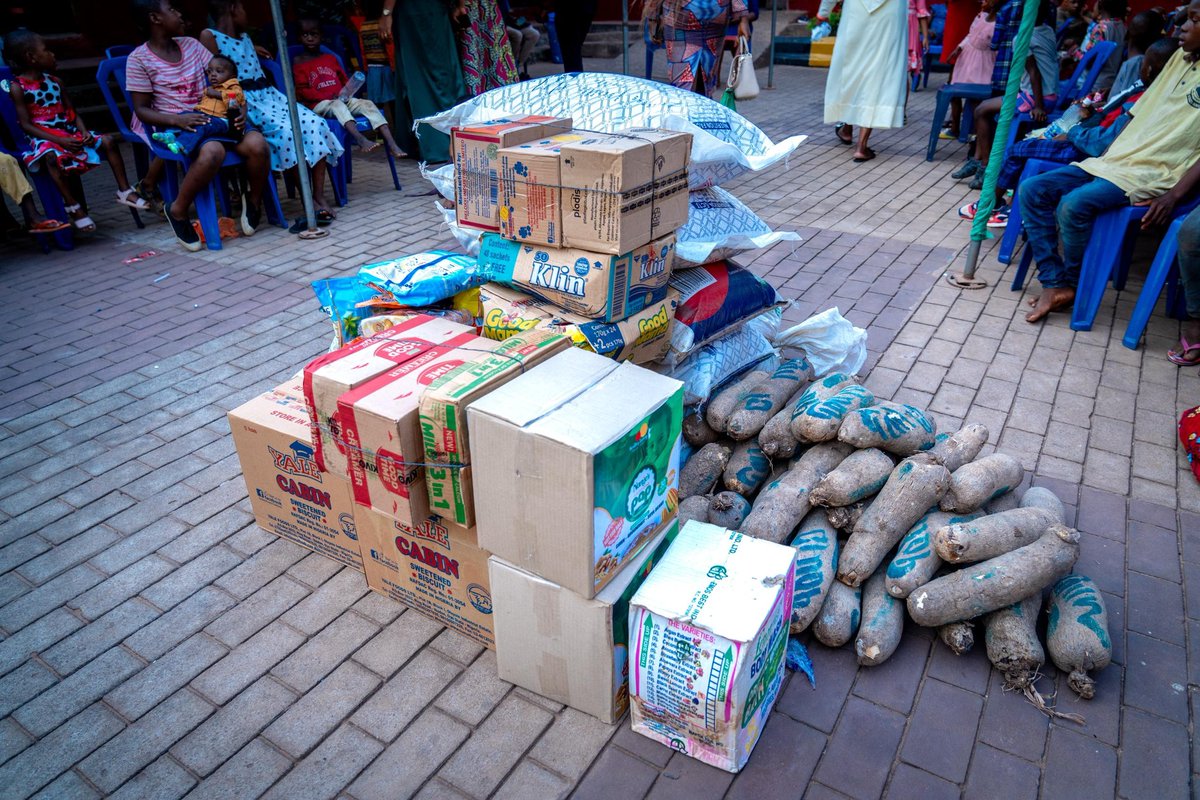 I made a surprise visit to Model Community Home in Awka. I wanted to wish the children a Merry Christmas and also check on how they were doing in school. I think doing well in school is very important, so I asked about their grades. 

During my visit, I gave special recognition