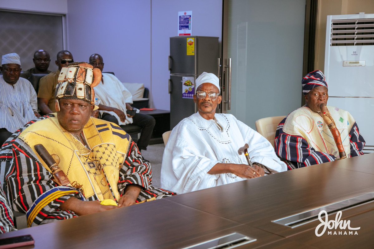 JDMahama's tweet photo. I was honoured to receive a delegation of eminent Gonja chiefs sent by my father, the Yagbonwura Bii-Kunuto Jewusoale I, to congratulate me on the victory in the just-ended election. 

Yagbonwura reiterated his commitment to a better Ghana and assured me of his prayers and support. He also promised to continue offering me his unwavering support and wise counsel as I prepare to lead our beloved country once again as president.

#MahamaThePresident 
#LetsBuildGhanaTogether
