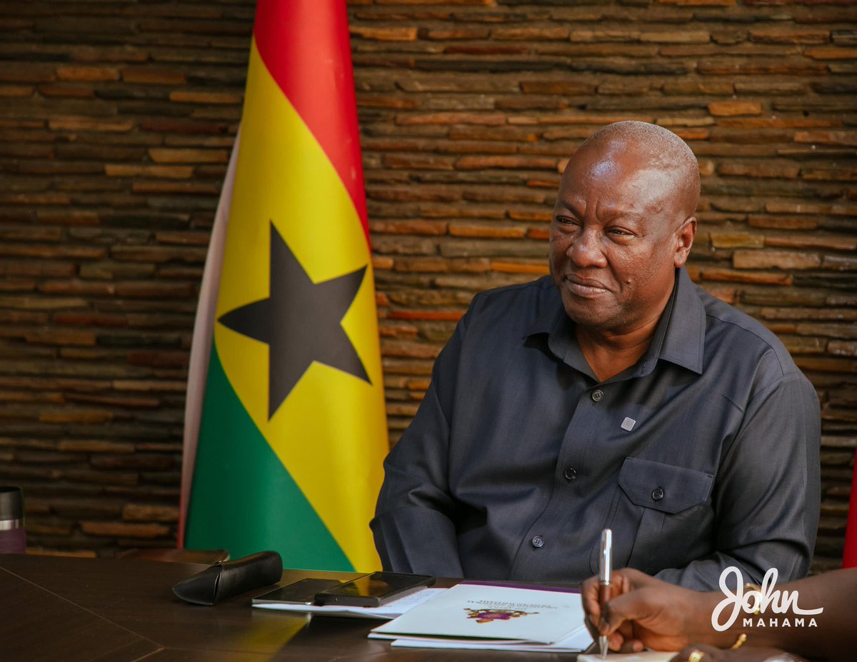 JDMahama's tweet photo. I was honoured to receive a delegation of eminent Gonja chiefs sent by my father, the Yagbonwura Bii-Kunuto Jewusoale I, to congratulate me on the victory in the just-ended election. 

Yagbonwura reiterated his commitment to a better Ghana and assured me of his prayers and support. He also promised to continue offering me his unwavering support and wise counsel as I prepare to lead our beloved country once again as president.

#MahamaThePresident 
#LetsBuildGhanaTogether