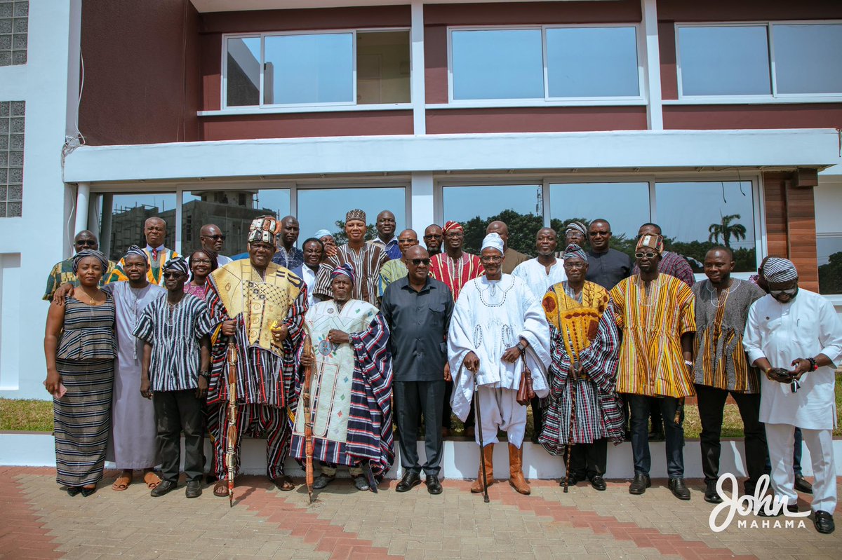 JDMahama's tweet photo. I was honoured to receive a delegation of eminent Gonja chiefs sent by my father, the Yagbonwura Bii-Kunuto Jewusoale I, to congratulate me on the victory in the just-ended election. 

Yagbonwura reiterated his commitment to a better Ghana and assured me of his prayers and support. He also promised to continue offering me his unwavering support and wise counsel as I prepare to lead our beloved country once again as president.

#MahamaThePresident 
#LetsBuildGhanaTogether
