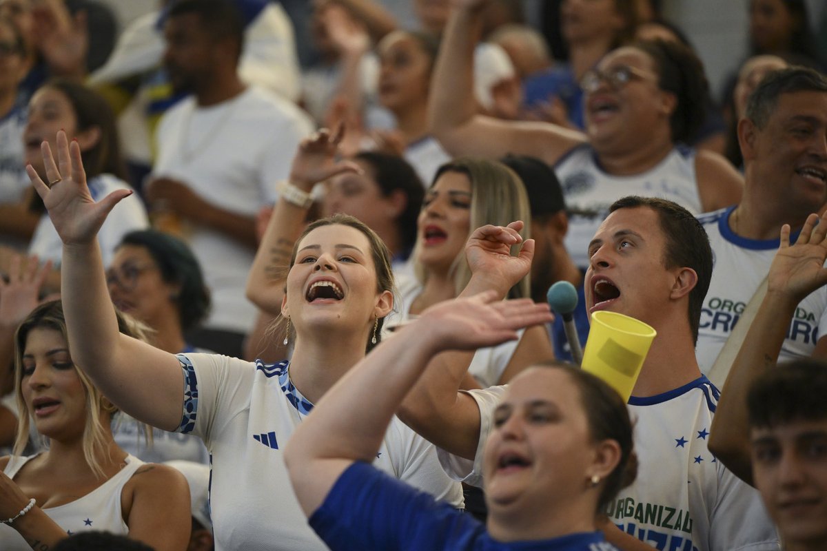 sadacruzeiro's tweet photo. Como é bom dividir estes momentos com a nossa torcida! 🏆🦊💙 https://t.co/CT3Kh4OSL6