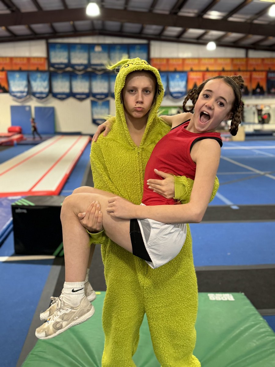 These Green Rays are grinding away and our Christmas theme practice was a real gift. 🎁

Had a special guest appearance from Jingle Belle, Cindy Lou Who, The Grinch and our crowd favorite, The Elf!