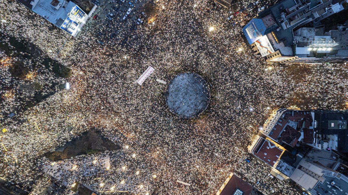 EtoBuziashvili's tweet photo. On the left - Serbia today. On the right - Georgia for the 25th day in a row. Serbs, too, are taking to the streets against the Kremlin-backed regime. We are not the only ones being attacked by such regimes, and we are not the only ones resisting. 1/3 https://t.co/e1qzsdq8D9