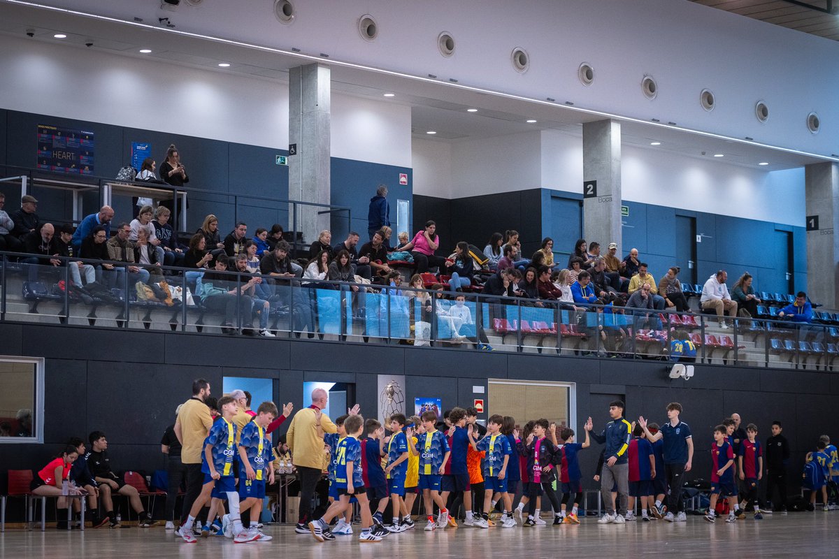 L’handbol torna a envair la Ciutat Esportiva per Nadal 🤾‍♂️🎄

Durant el dia d’avui s’ha celebrat als tres pavellons blaugranes el tradicional torneig nadalenc de categoria aleví.

Moltes gràcies a tots els jugadors, equips i famílies participants. Ha estat una jornada preciosa!