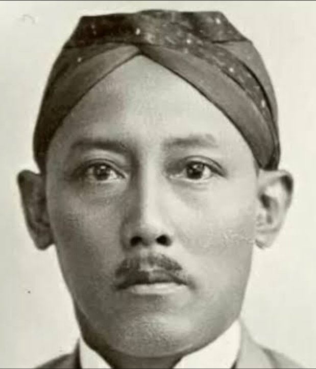 ARIO SURYO, TUBUHNYA DISERET MENGGUNAKAN KUDA OLEH PKI.

Bagi masyarakat Jawa Timur namanya tentu sudah sangat familiar, karena tokoh kelahiran Magetan ini memang terkenal sebagai pemimpin yang sangat memperhatikan kesejahteraan warganya. Terlahir dari keluarga ningrat,