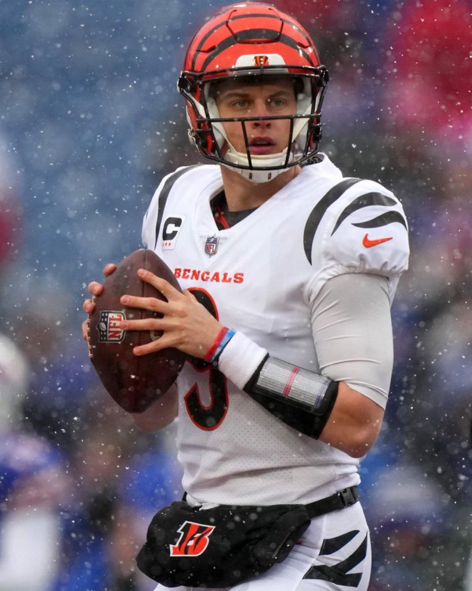 🚨🚨LEGENDARY🚨🚨

#Bengals QB Joe Burrow is the FIRST QUARTERBACK IN #NFL HISTORY with 250+ and 3+ TDs in seven consecutive games.

🤯🤯🤯

JOE BURROW IS AN ALL-TIME GREAT.