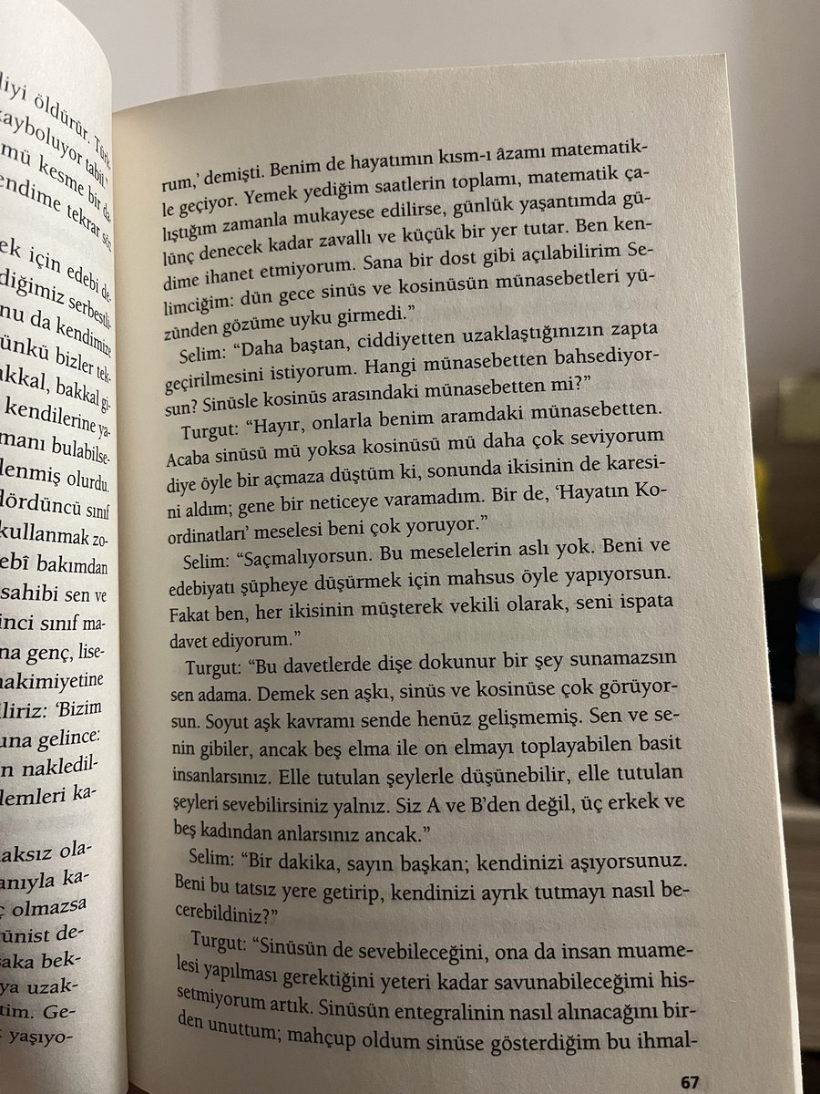 yildizormanoglu's tweet photo. matematikten biraz uzaklaşayım diye okuduğum kitabın kaldığım sayfasını aylar sonra okurken o sayfadaki muhabbet saka mı https://t.co/CUT77R4ne7
