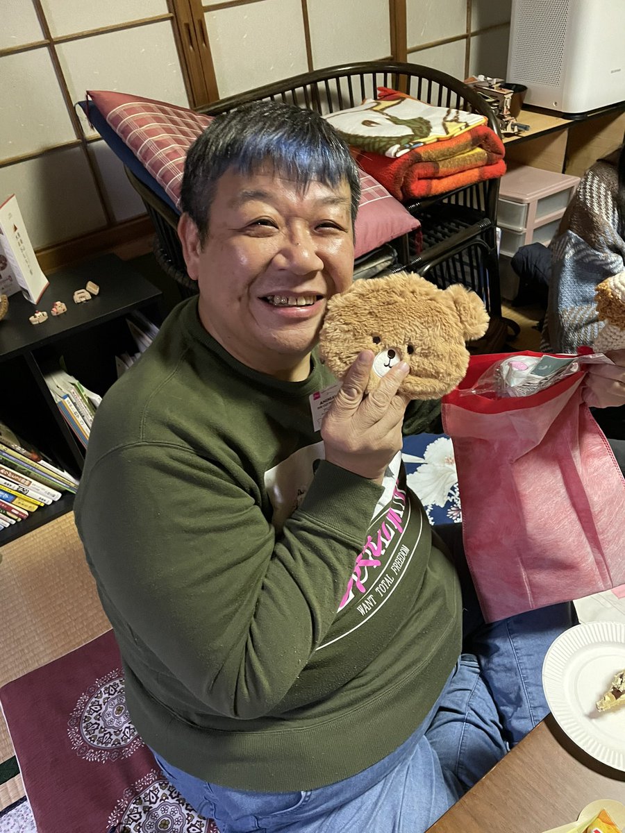 12月21日土曜日開催のぴーすけハウスのクリスマスは、カレーライスでした。ママ友さんがおかず持ってきてくれたり、自主夜間中学の研修でお知り合いになったMさんが、あみだくじ作りのお手伝い。
夕方仕事帰りに就労支援のみなさんがプレゼントを持ち寄り交換会
