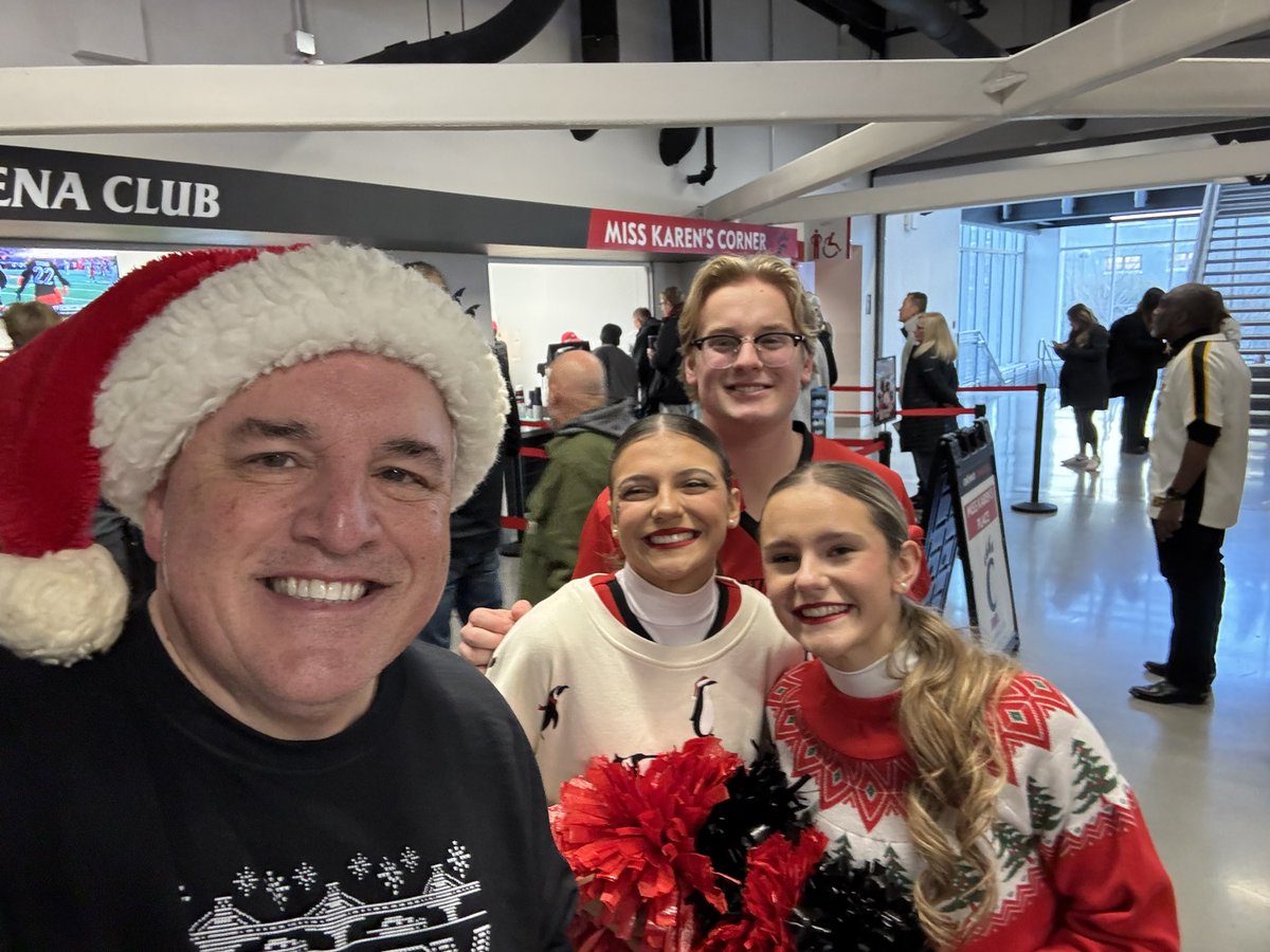 cincygreghoodin's tweet photo. Just kinda hanging out with @GoBearcatsCHEER @GoBearcatsMBB @GoBEARCATS #BearcatFamily #BearcatsUnited #weareuc LETS GO #BEARCATS #Bearcatvibes #cincyvibes #HolidayVibes @uofcincy @uofcincyalumni @GoBearcatsUCATS #BeASanta #withanhtothehohoho 🔴⚫️ https://t.co/IbAA2Q84nX