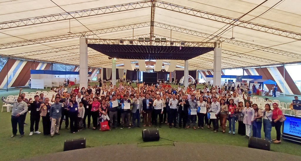 AdventistasAPCE's tweet photo. 🔰Culminamos con poder el Encuentro de Empresarios Adventistas #APCE 🇵🇪 con el compromiso de nuestros líderes y empresarios, ser luz en este mundo 🌎 con la visión de iluminar la vida de personas que aún no conocen del amor de Dios.✨️ #UPeU https://t.co/NDtuuspzgv